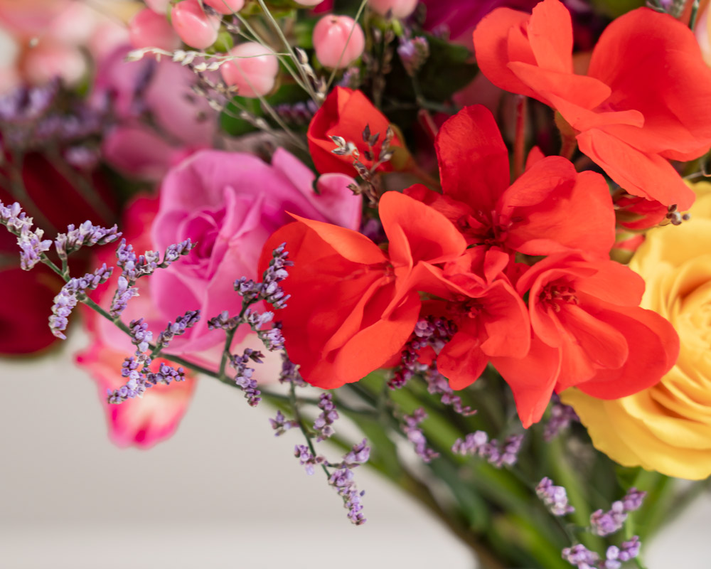 Brudbukett-Färgstark-Bröllopsbukett-Rosor-Interflora-Detalj.jpg